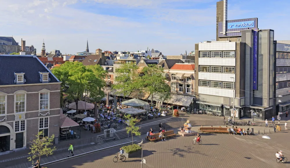 Grote Markt Den Haag met terras en historische gebouwen